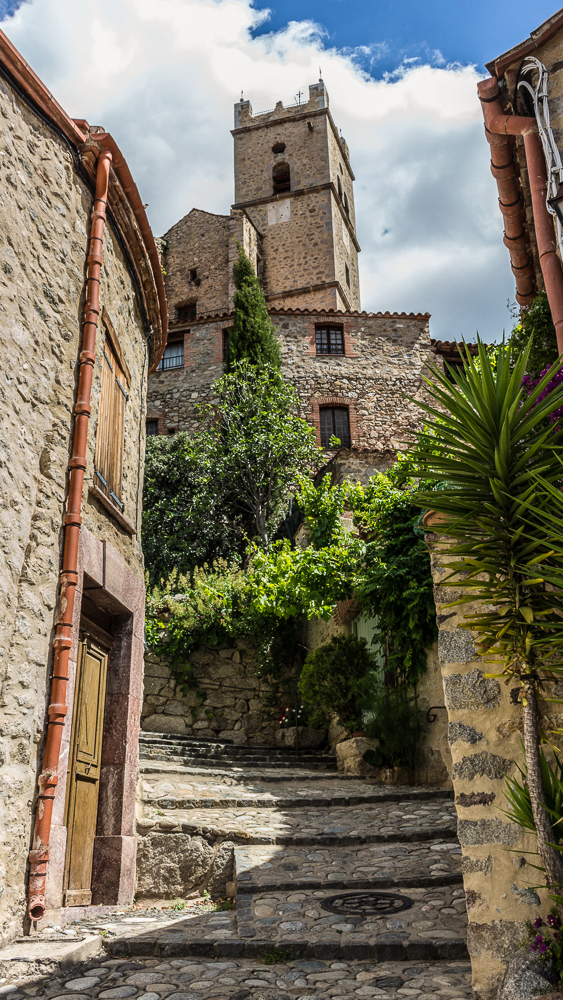 Vue sur l'église d'Eus depuis une rue en contrebas