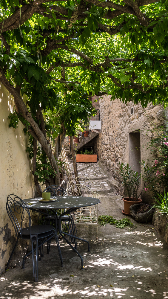 Table en fer forgé dans une rue d'Eus