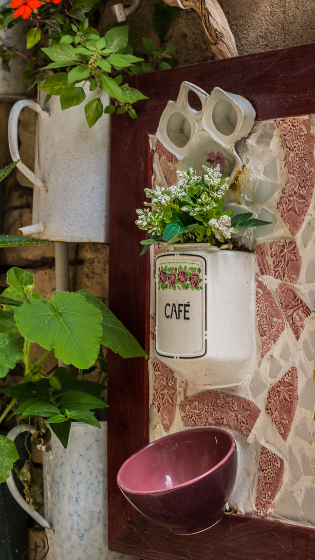 Détails d'une rue à Peyriac de mer
