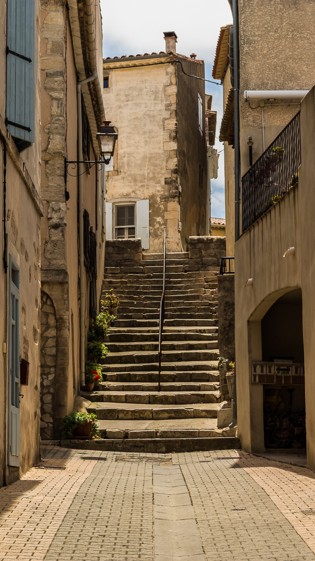 Escalier ensoleillé à Peyriac de mer