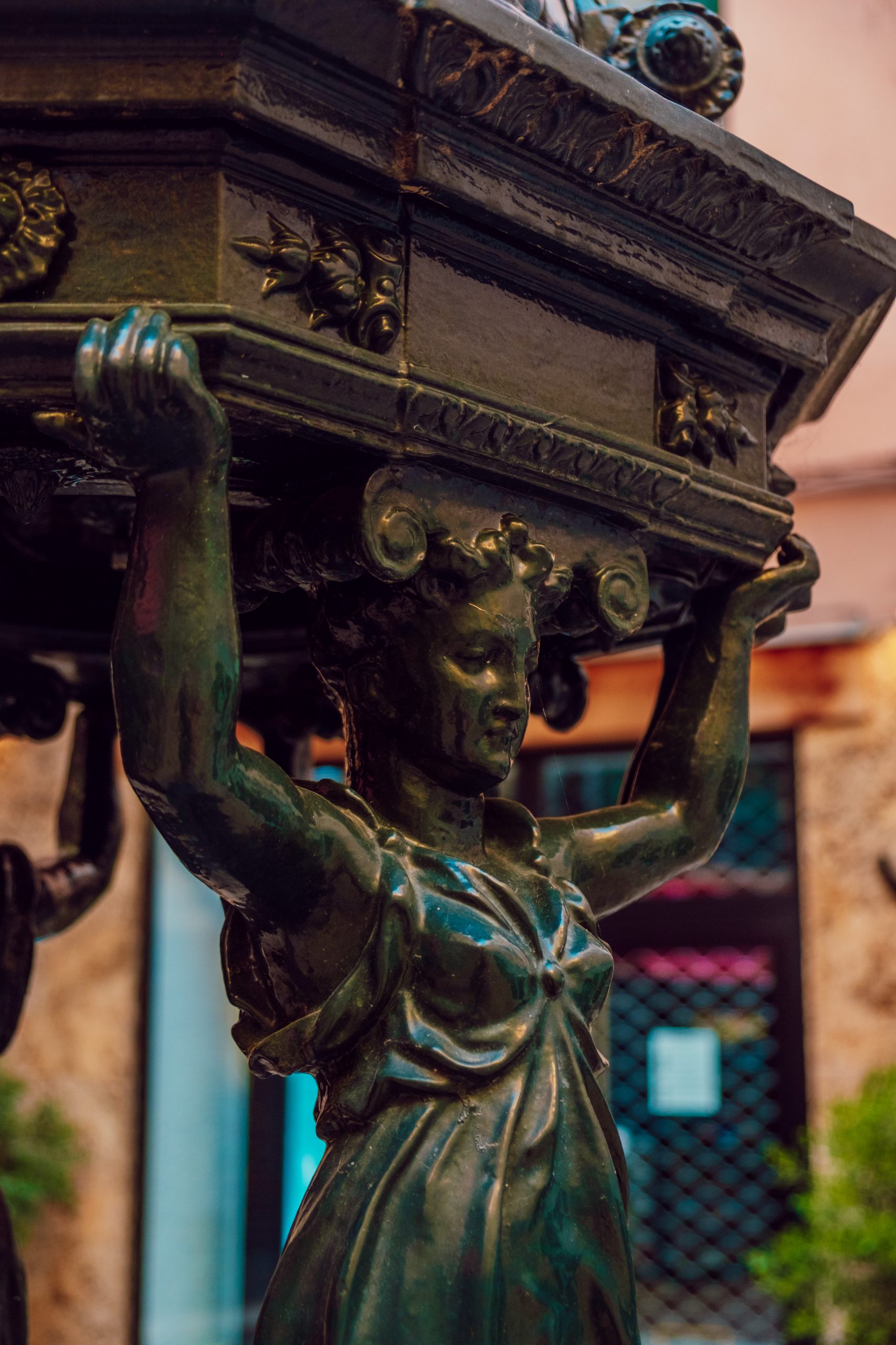 Détails d'une fontaine à Perpignan