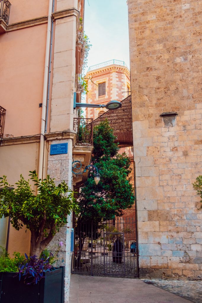 Une rue près de la Cathédrale Saint Jean à Perpignan