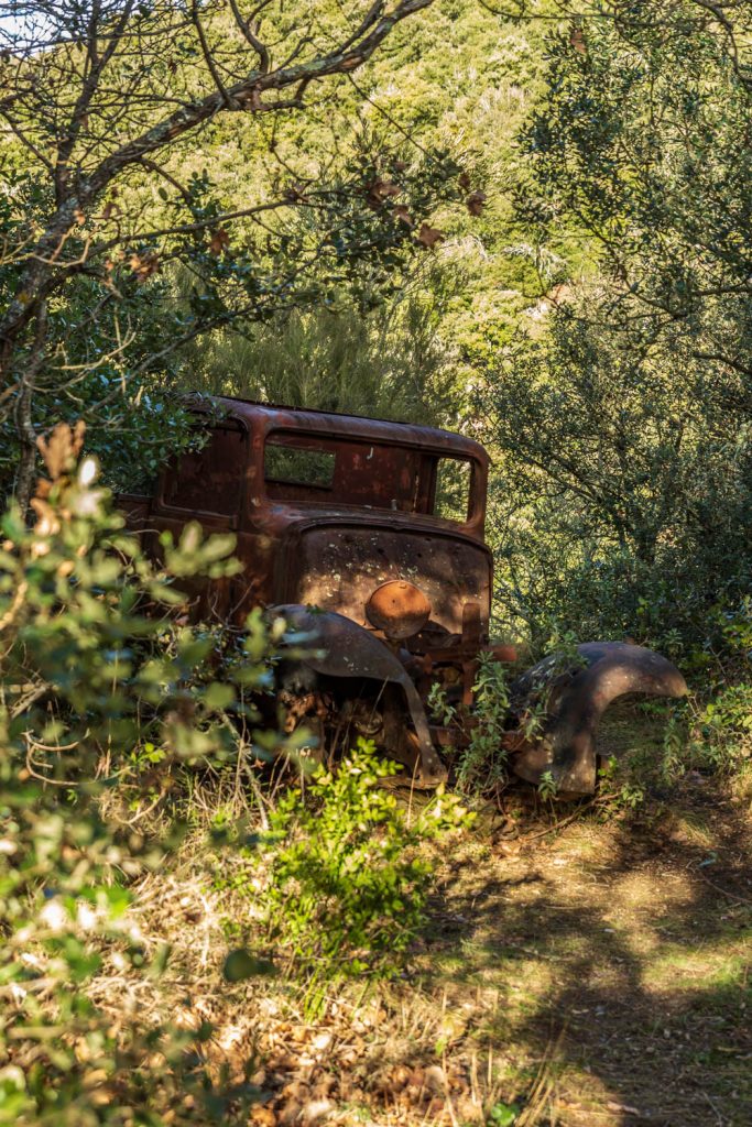 voiture abandonnée sur le sentier des Dolmens en Fenouillèdes