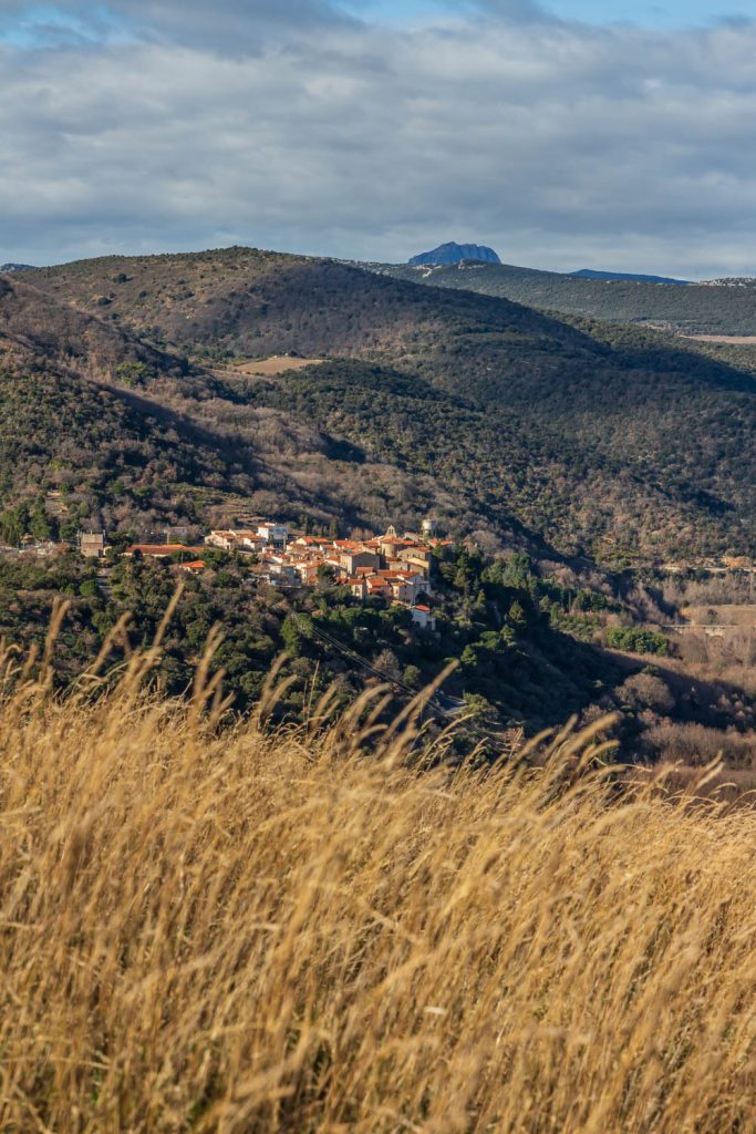 Panorama sur Ansignan depuis le sentier des Dolmens en Fenouillèdes
