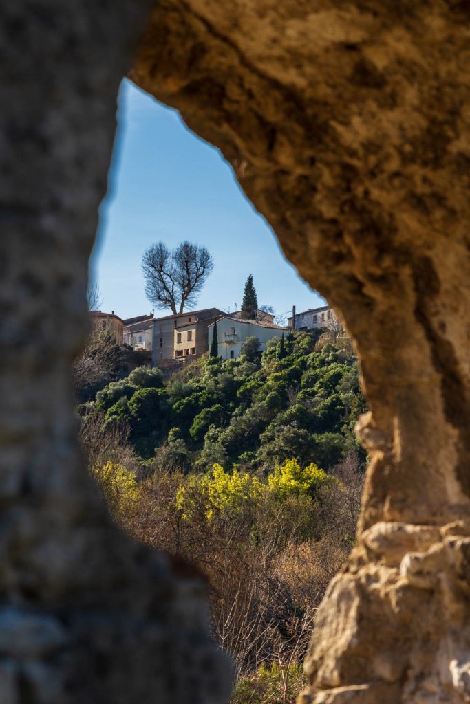 Vue sur Ansignan depuis le pont aqueduc