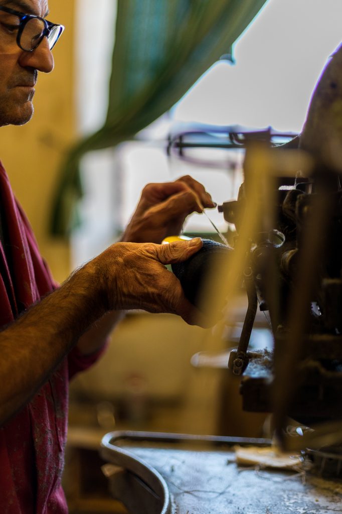 Georges fabricant d'espadrilles catalanes à Saint Laurent de Cerdans