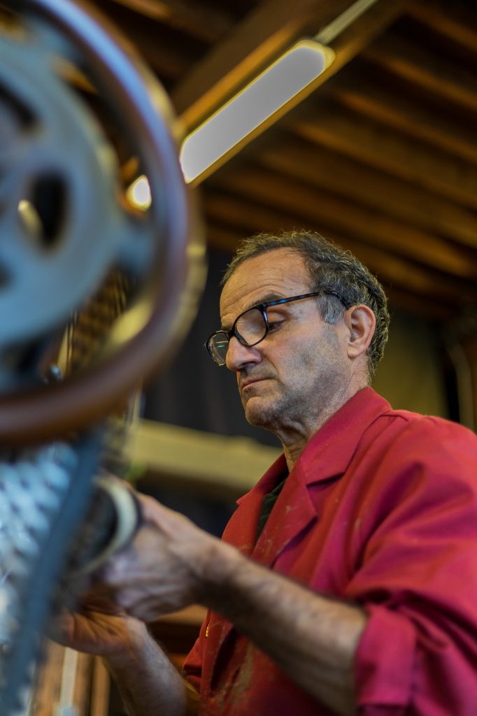 Georges fabricant d'espadrilles catalanes à Saint Laurent de Cerdans