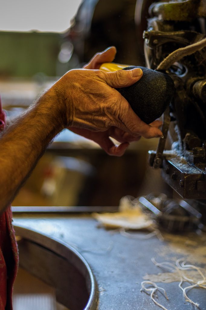 Georges fabricant d'espadrilles catalanes à Saint Laurent de Cerdans