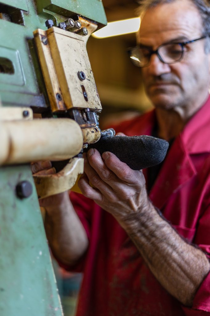 Georges fabricant d'espadrilles catalanes à Saint Laurent de Cerdans