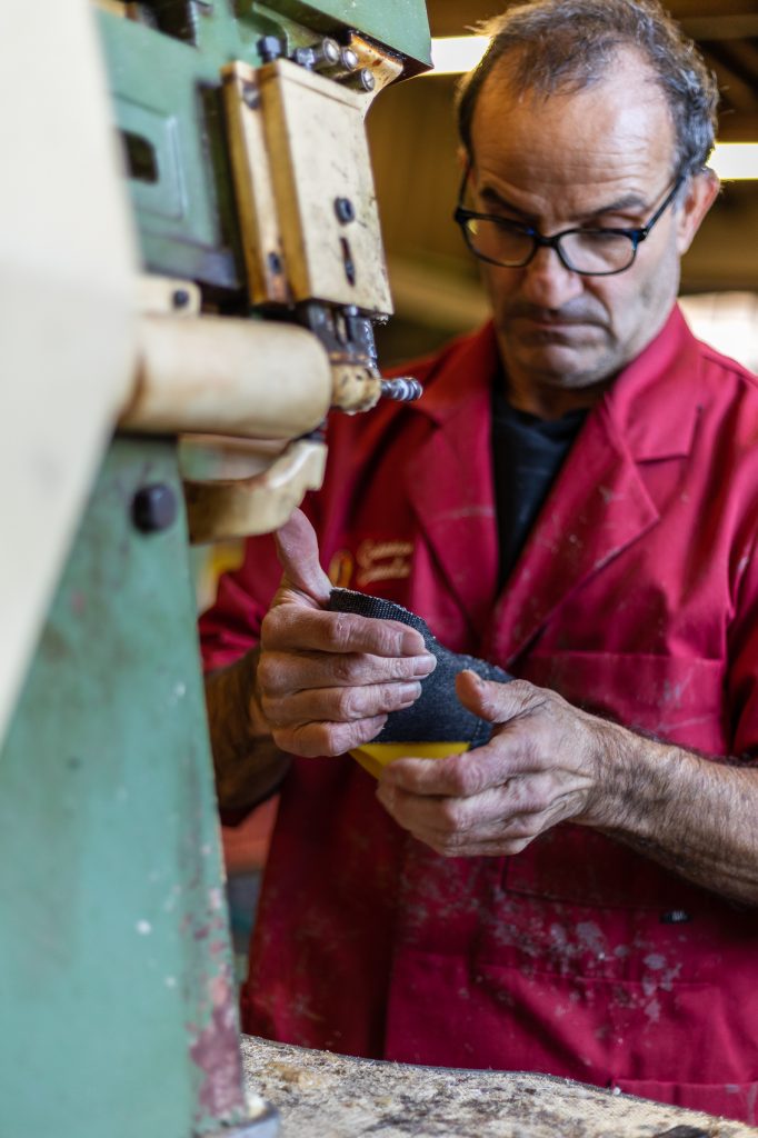 Georges fabricant d'espadrilles catalanes à Saint Laurent de Cerdans