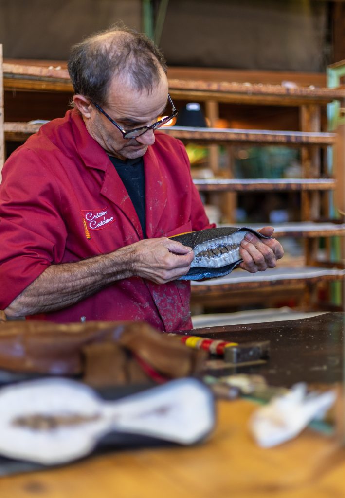Georges fabricant d'espadrilles catalanes à Saint Laurent de Cerdans