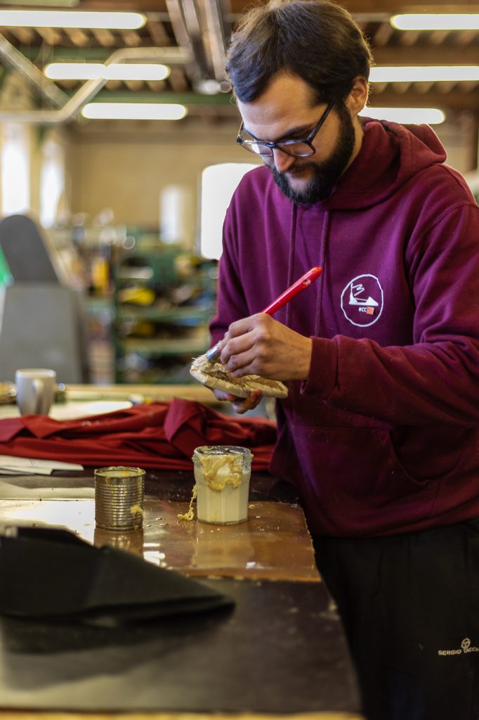 Guilhem sandalier dans l'atelier création catalane