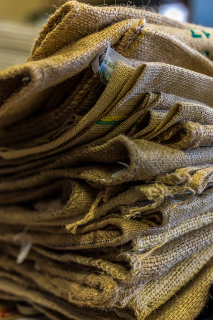 sacs de café recyclés dans l'atelier création catalane