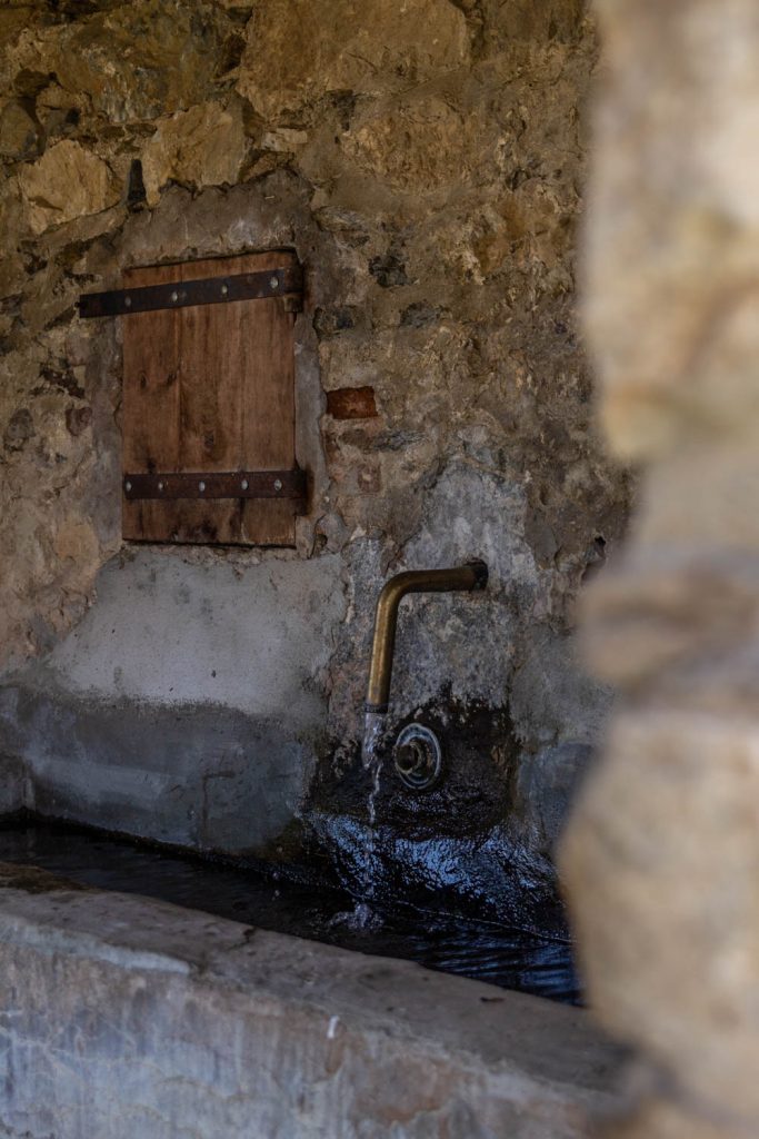 Ancien lavoir d'un village abandonné dans les Pyrénées-Orientales