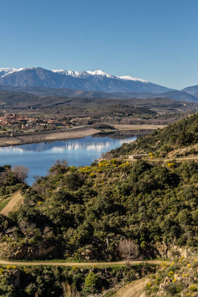 Vue sur le lac de Vinça depuis le sentier du vieux village de las Cases