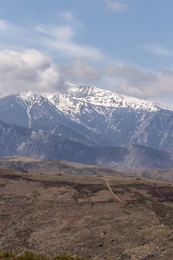 Vue sur le Massif du Canigou depuis le Col des Arques