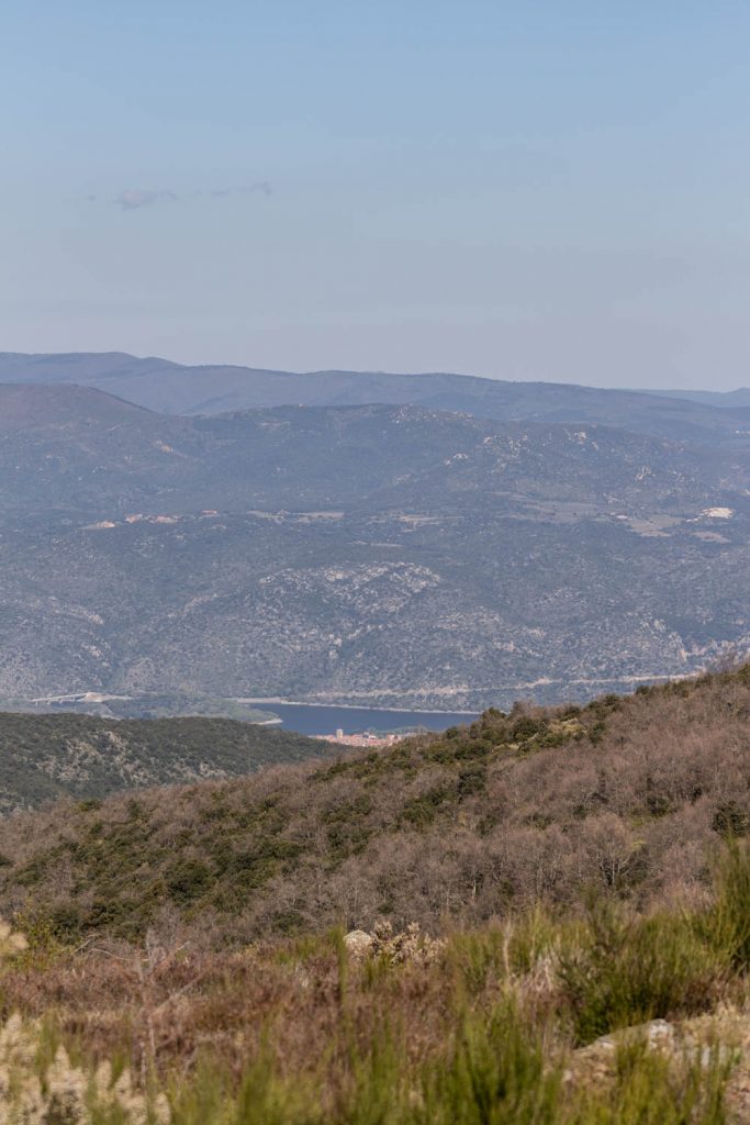 Vue sur le lac de Vinça depuis le Col des Arques